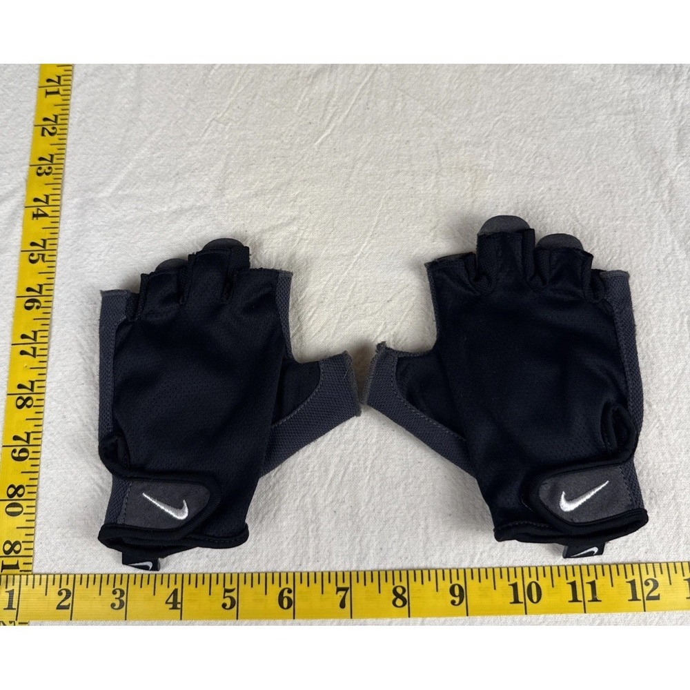 Nike Gym Essential Black Fitness Gloves Women's Medium Weight Strength Training